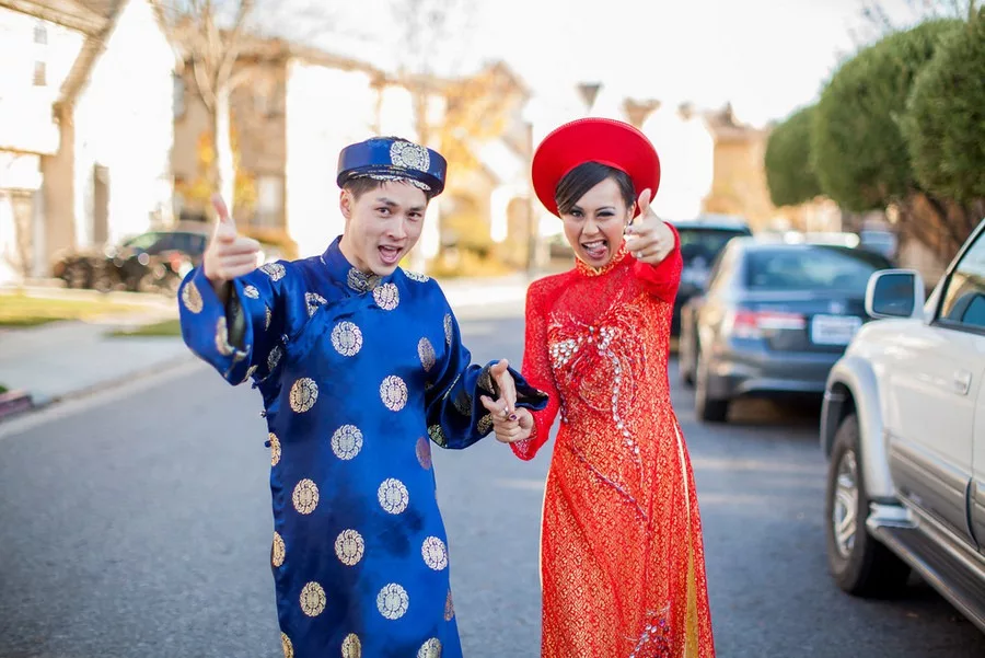 vietnamese wedding couple wearing Ao Dai